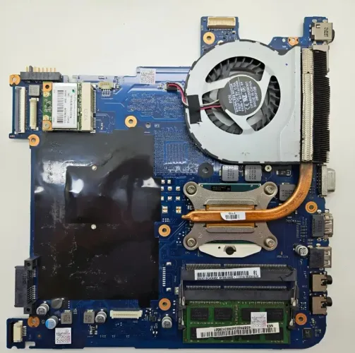 Placa mãe notebook np300e4c com defeito para retirar peças ou arrumar leia a descrição