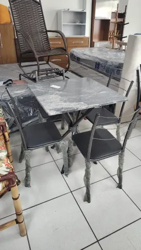 Mesa de cozinha quadrada com 4 cadeiras na pronta entrega