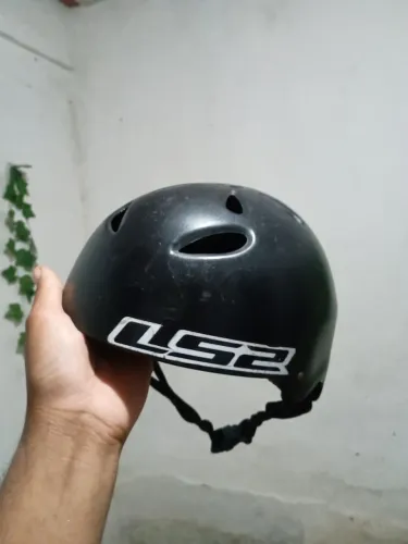 Capacete aberto tipo de skate e beke e moto