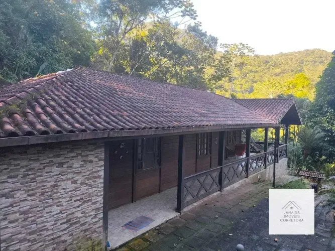 Casa em condomínio, 4 quartos (02 suítes) infraestrutura - Limoeiro - Guapimirim - RJ