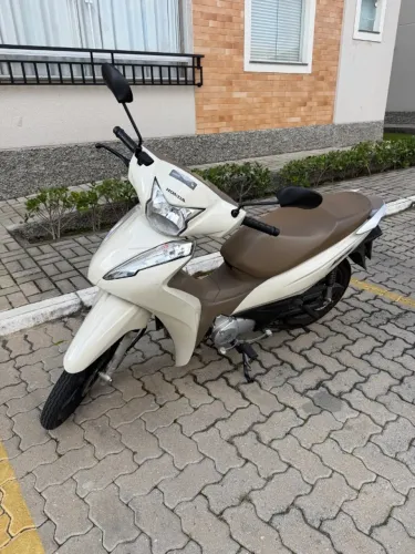 Honda Biz 125 2023 única dona