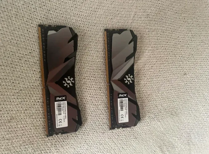 Kit Memória RAM XPG 16GB (2x8GB) DDR4 3200MHz CL16 - Usada