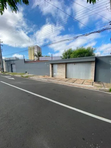 CASA COMERCIAL COM 04 VAGAS DE GARAGEM COBERTAS NO BAIRRO DE FÁTIMA.