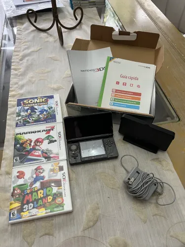 NINTENDO 3Ds Cosmo Black na caixa + 3 jogos