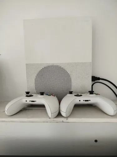 Xbox one S dois controles
