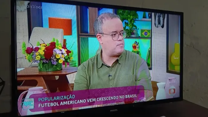 tv 32 polegadas Philips Full HD ( não eh Smart) C/ controle e pezinho está perfeita 