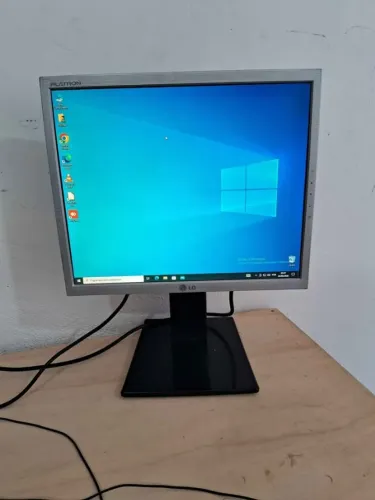 Monitor LG 15 polegada com regulagem de altura.