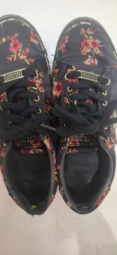 Tênis guess bastante usado podo