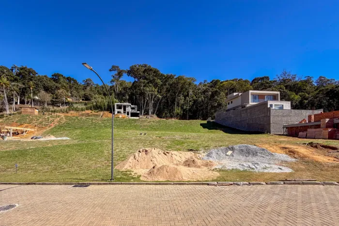 Lote plano, em condomínio, no Quebra Frascos em Teresópolis