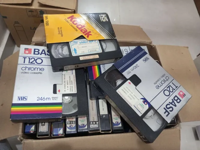 Caixa 8 com 27 fitas vhs da video clube do Brasil