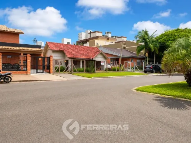Casa Ampla no Centro: Versatilidade Comercial ou Residencial em Tramandaí