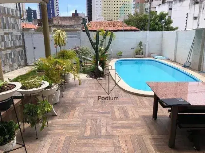 Casa de 1º andar com piscina nas proximidades de restaurantes e supermercado no Manaíra -