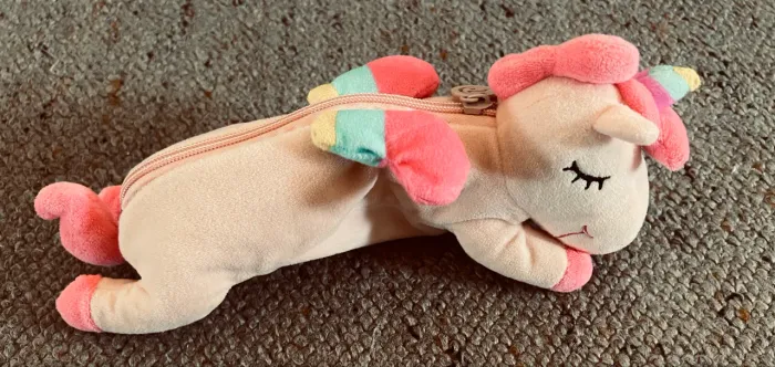 Estojo de pelúcia de unicórnio Cacau Show 