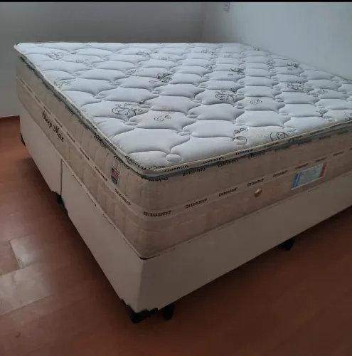 Cama queen size com colchão confortável e alto