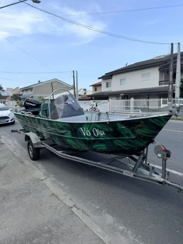 Lancha com motor e carretinha rodoviária 