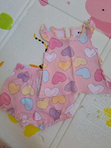 Calças e peças para meninas.