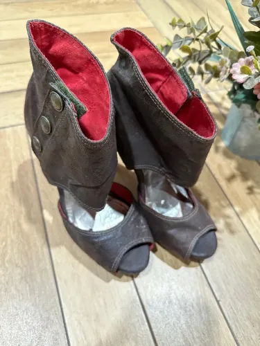 Bota Ankle Boot Aberta Marrom e Vermelha - Estilo Vintage