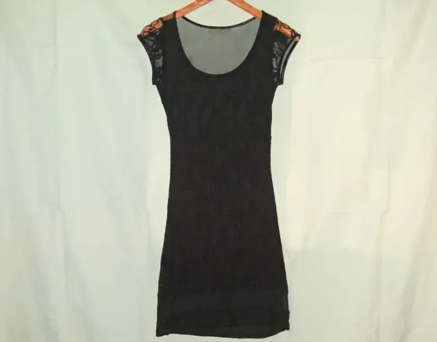Vestido tubinho em renda e tule, tam P