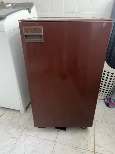 Mini geladeira e freezer estilo frigobar modelo muito bonito