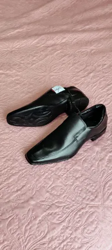 Vendo sapato social masculino de Couro Preto, sem cadarço 