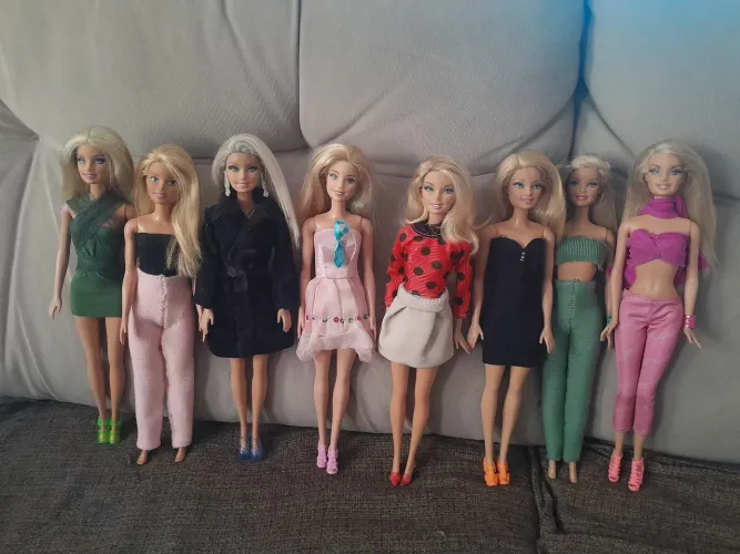 Lote de oito lindissimas barbies antigas + lancha de brinde