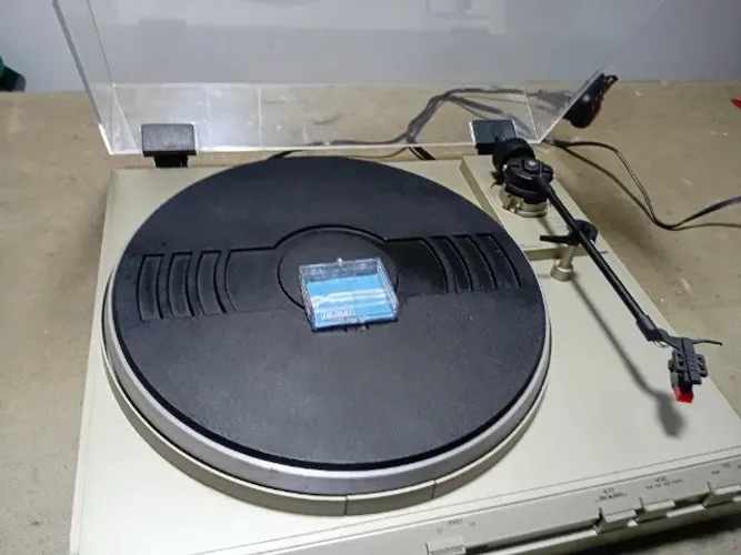 Vendo toca discos Gradiente Modelo DS 20 novíssimo sem uso, agulha e correia sem uso.