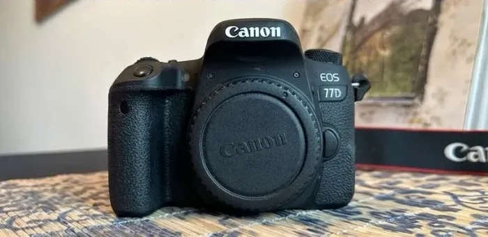 Câmera DSLR Canon EOS 77D (Apenas Corpo) - Excelente Estado