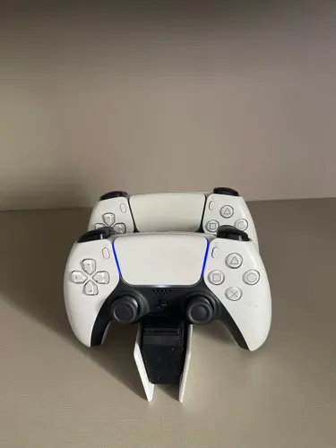 2 controles e base de carregador do PS5