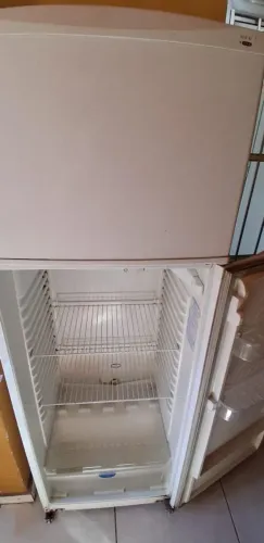 Vende- se uma Geladeira Dako.
