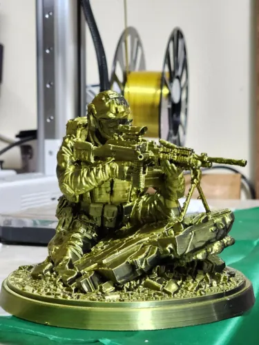 Peça decorativa de soldado com armamento pesado