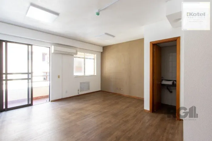 EXCELENTE SALA COMERCIAL, muito bem localizada no bairro Menino Deus, 01 banheir