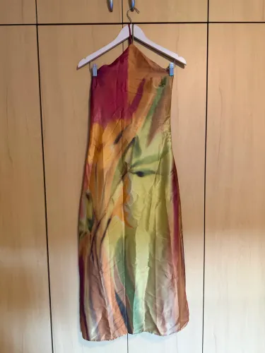 Vestido acetinado midi colorido - P