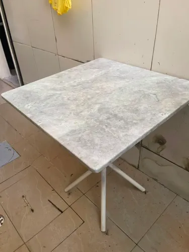 Mesa com tampo de mármore
