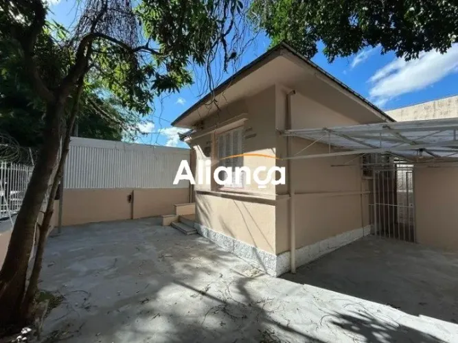 Casa residencial de 3 dormitórios para alugar no bairro São Geraldo em Porto Alegre.