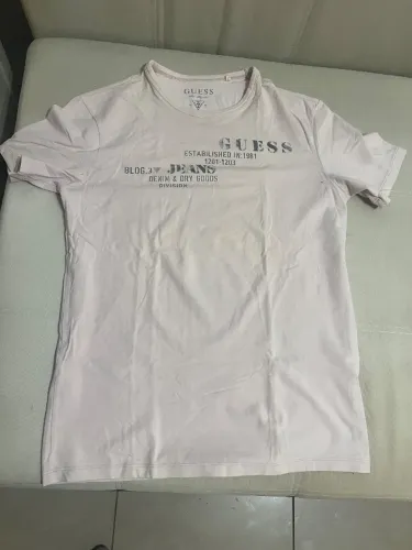 Camiseta guess cor salmão/roxo tamanho M