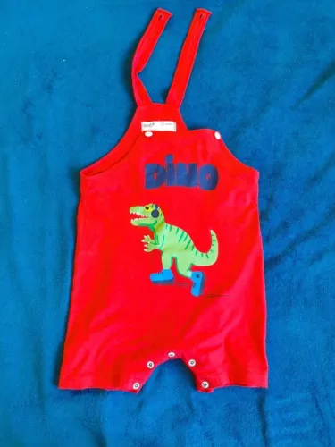 jardineira vermelha com estampa de dinossauro - marca bento (fábula) - tamanho 12 meses