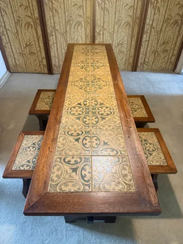 Mesa com tampo de azulejos decorativos e 4 bancos