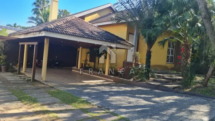 CASA EM CONDOMINIO COM 05 SUITES - ALTOS DE SANTANA JACAREI SP