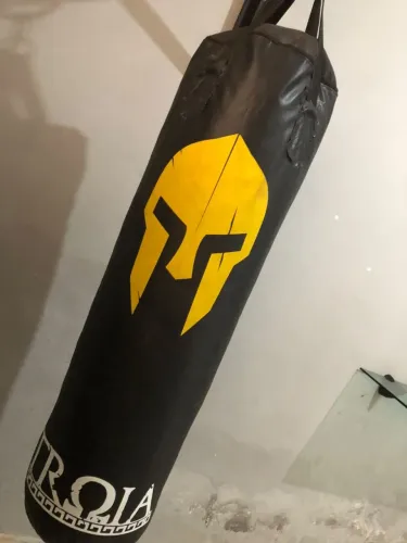 Saco de Pancada Tróia Já com Suporte para Pendurar 120Cm