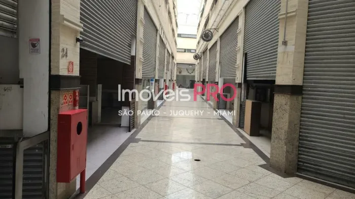 Galeria no Brás com todas as lojas alugadas.