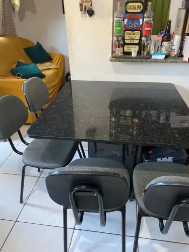 Mesa de granito verde Ubatuba com cadeiras