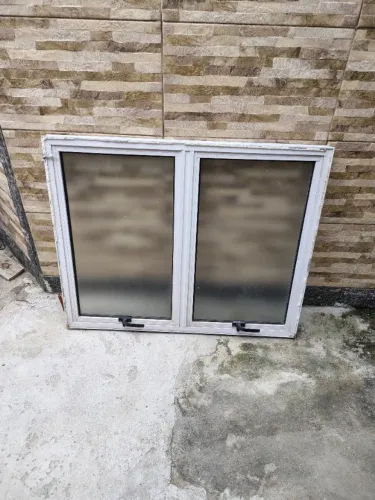 Báscula em alumínio branco com duas bandeiras. Pouco usada, mede 1.00 m x 0,80 altura. Vid