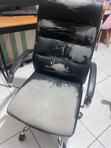 Cadeira escritório presidente precisando troca o pano só 