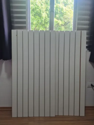 2 Painéis expositores em MDF branco 122 X 60 com ganchos