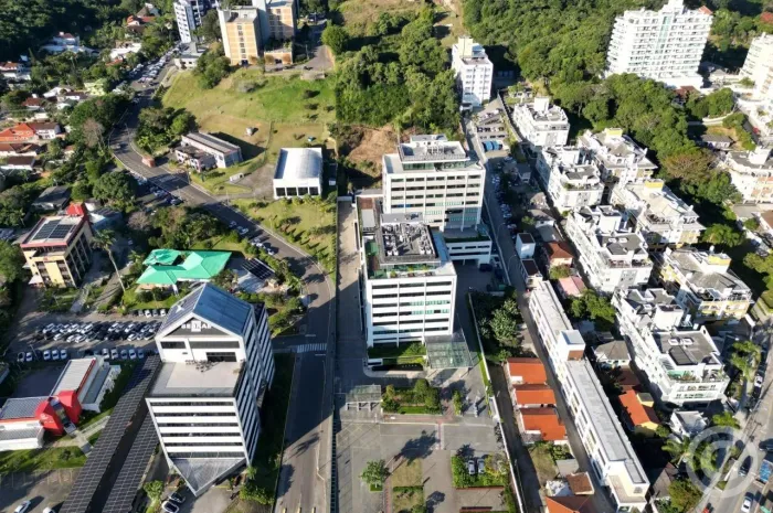 Sala comercial ampla e com duas vagas de garagem no Techno Towers, em Florianópolis