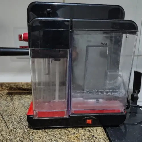 Vendo Cafeteira Oster PrimaLatte.Ideal para prapro de cafés deliciosos.