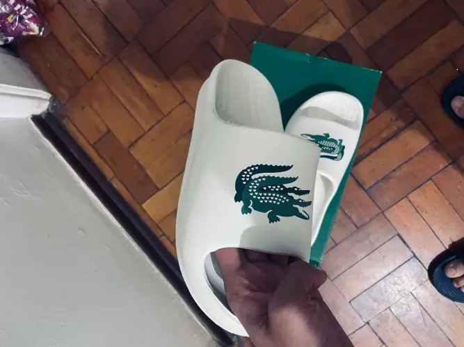 Chinelo slide Lacoste