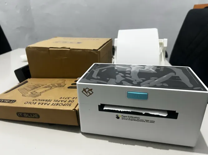 Impressora de etiquetas + 1000 etiquetas + suporte para as etiquetas