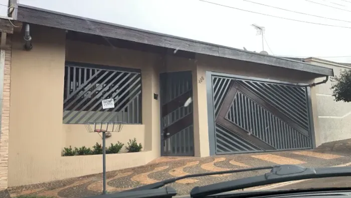 Casa, no Pedras Preciosas, com edícula com banheiro e quarto.