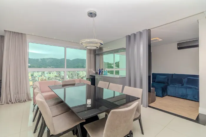 Apartamento mobiliado à venda com 03 dormitórios em Balneário Camboriú.